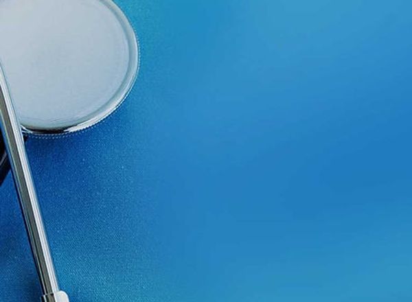 Medizinisches Stethoskop auf blauem Hintergrund in einer modernen Praxisumgebung