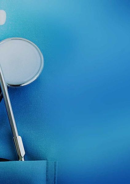 Medizinisches Stethoskop auf blauem Hintergrund in einer modernen Praxisumgebung